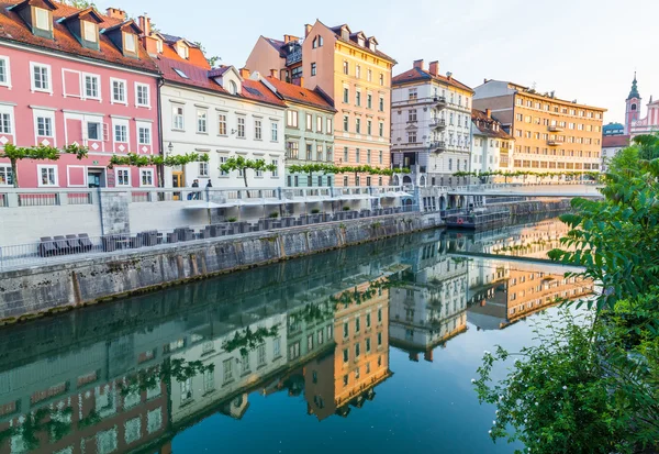 Épületek-Ljubljana-reggel — Stock Fotó