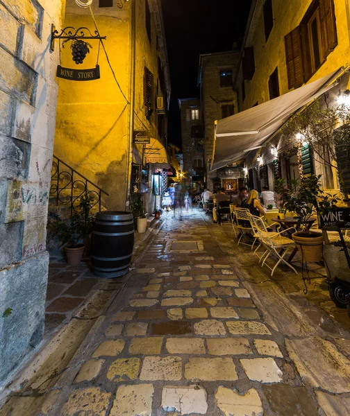 Sokaklar ve Kotor gece restoranlarda