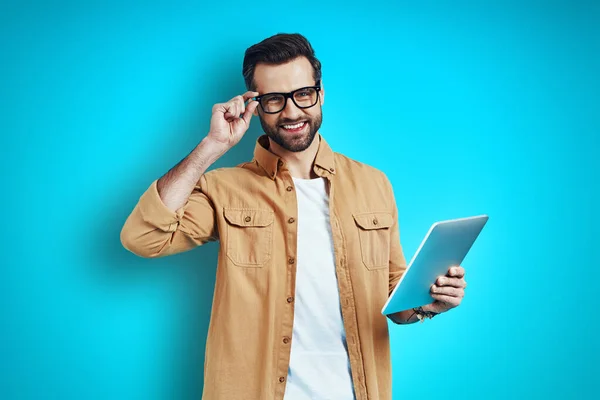 Jovem Confiante Uso Casual Inteligente Usando Tablet Digital Ajustando Óculos — Fotografia de Stock