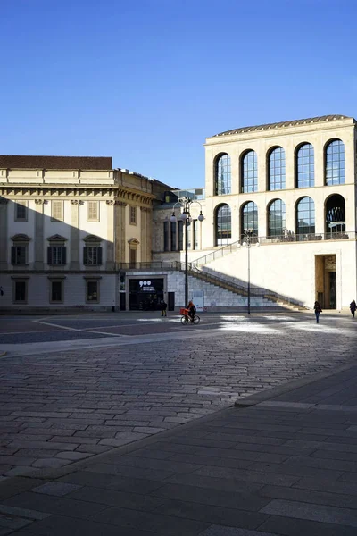 米兰大街上的居民在验尸检疫 Covid 19生活方式 Arengario Palace Piazza Del Duomo Milan Lombardy — 图库照片