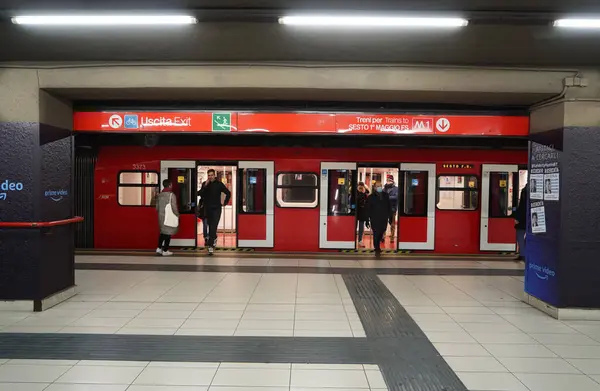 Människor Tunnelbanan Milano Karantän För Coronavirus Covid Livsstil Duomo Tunnelbanestation — Stockfoto