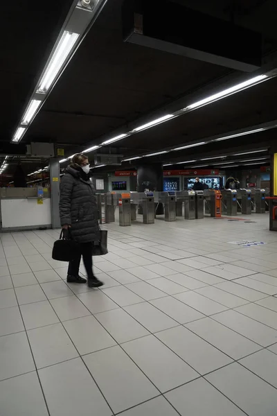 コロナウイルスの隔離中にミラノの地下鉄の人々 Covid 19ライフスタイル ドゥオーモ地下鉄駅 ロンバルディア州 イタリア ヨーロッパ — ストック写真