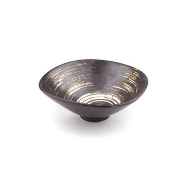 Beyaz arkaplanda izole edilmiş sarmal desenli boş seramik plaka