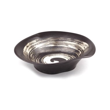 Beyaz arkaplanda izole edilmiş sarmal desenli boş seramik plaka