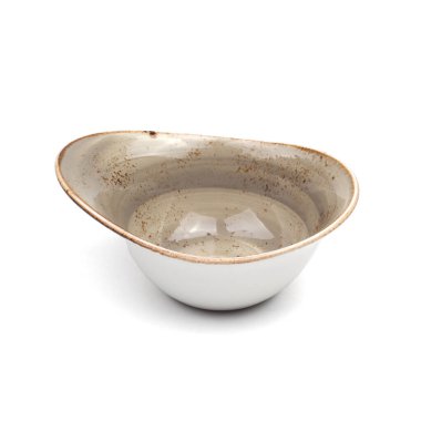 Beyaz bir arka plan üzerinde boş seramik tabak.