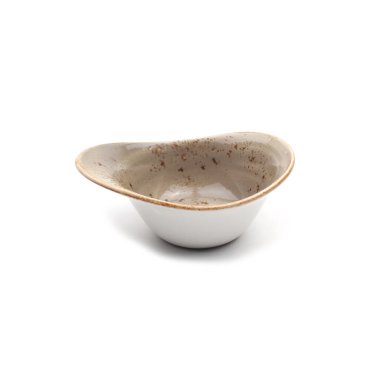 Beyaz bir arka plan üzerinde boş seramik tabak.