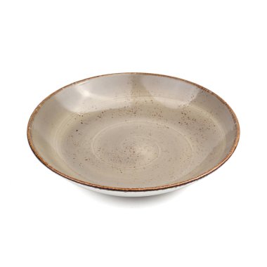 Beyaz bir arka plan üzerinde boş seramik tabak.