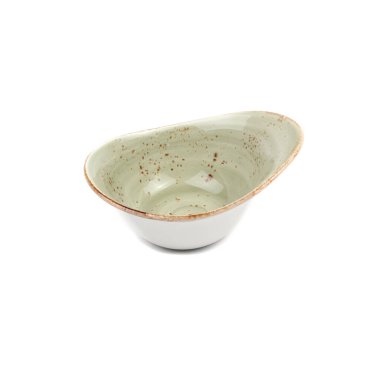 Beyaz bir arka plan üzerinde boş seramik tabak.