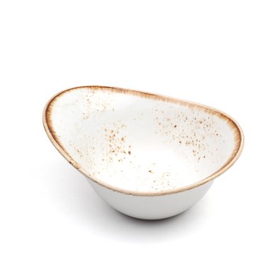 Beyaz bir arka plan üzerinde boş seramik tabak.