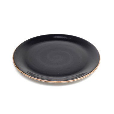 Beyaz arkaplanda izole edilmiş siyah boş tabak