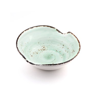 Beyaz bir arka plan üzerinde boş seramik tabak.