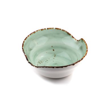 Beyaz bir arka plan üzerinde boş seramik tabak.