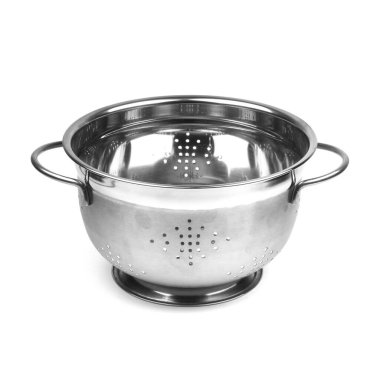 Paslanmaz çelik kevgir beyaz arkaplanda izole edildi