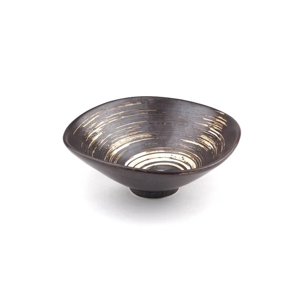 Beyaz arkaplanda izole edilmiş sarmal desenli boş seramik plaka