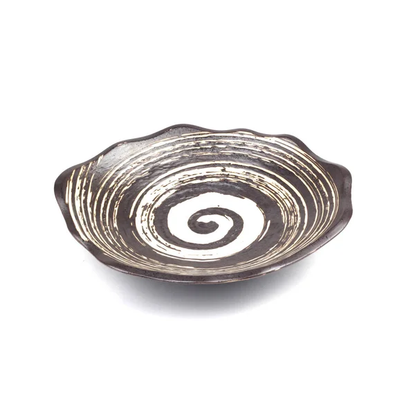 Beyaz arkaplanda izole edilmiş sarmal desenli boş seramik plaka