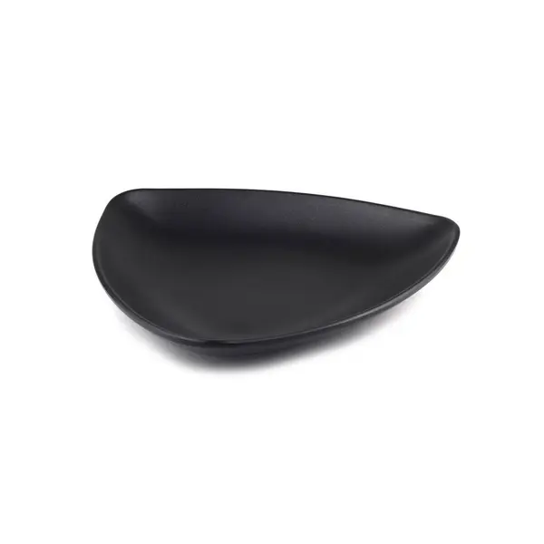 Beyaz arkaplanda izole edilmiş siyah boş tabak