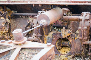 Tekerlekler ve bir eski askeri şekildepaslı zincirini yakın çekim görünümü