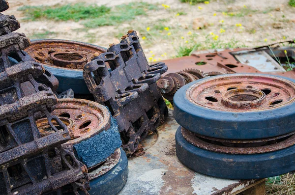 Tekerlekler ve bir eski askeri şekildepaslı zincirini yakın çekim görünümü