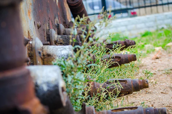 Tekerlekler ve bir eski askeri şekildepaslı zincirini yakın çekim görünümü