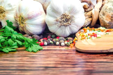 sarımsak ve diğer baharatlar ahşap bir masaya yalan