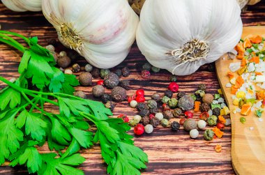 sarımsak ve diğer baharatlar ahşap bir masaya yalan