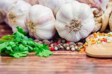 sarımsak ve diğer baharatlar ahşap bir masaya yalan
