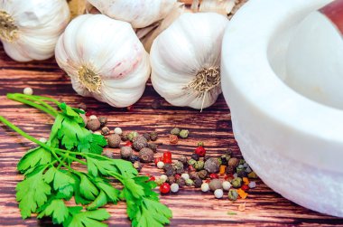 sarımsak ve diğer baharatlar ahşap bir masaya yalan