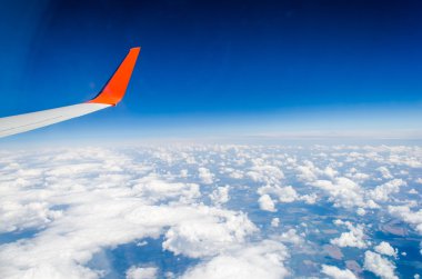 uçak kanadı. Görünümü yalak uçak penceresi