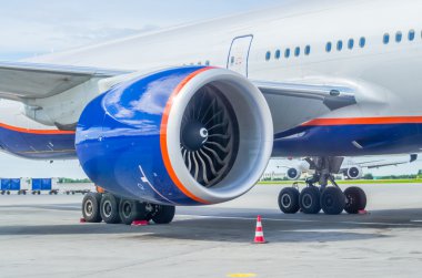 uçak kanadı. Görünümü yalak uçak penceresi