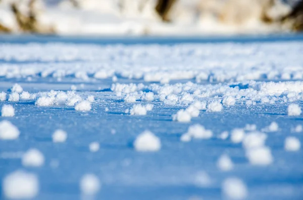 Bir dağ nehir yakın kadar soyut kış arka plan doku buz yüzeyi