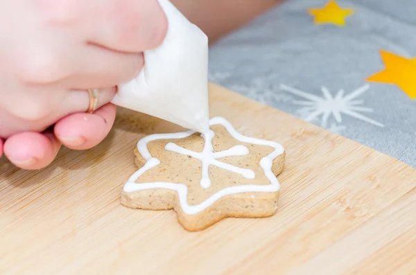 genç kadın Noel kurabiyeleri Süsle