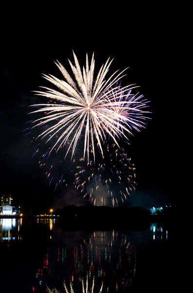 gece gökyüzü üzerinde parlak havai fişek