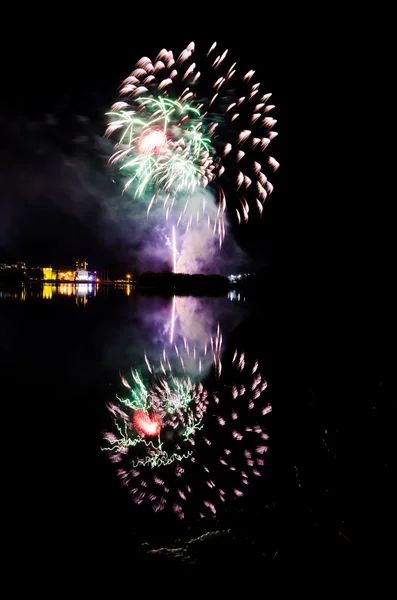 gece gökyüzü üzerinde parlak havai fişek