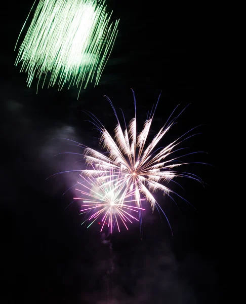 gece gökyüzü üzerinde parlak havai fişek