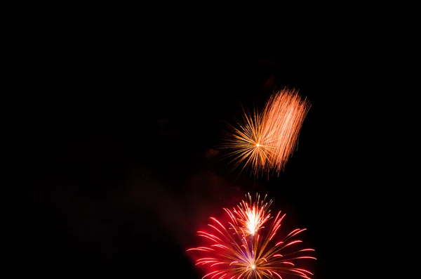 Яркий фейерверк на ночном небе — стоковое фото