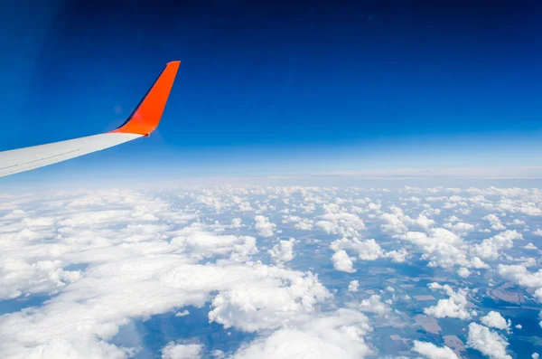 uçak kanadı. Görünümü yalak uçak penceresi