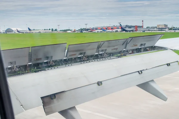 Flugzeugflügel. Blick durch Flugzeugfenster — Stockfoto