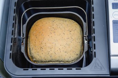 Ekmek makinesi pan ve taze beyaz ekmek ile.