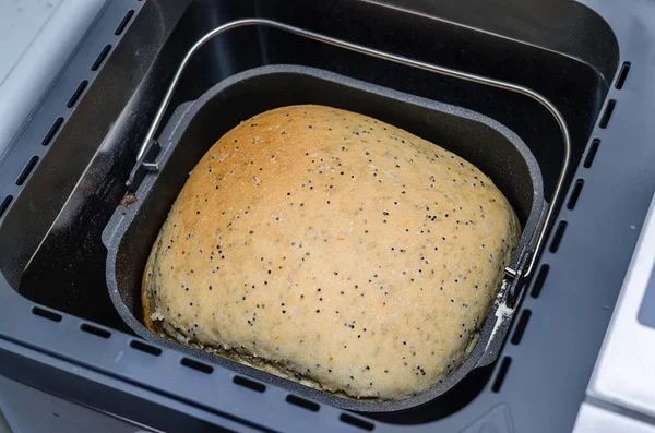 Ekmek makinesi pan ve taze beyaz ekmek ile.