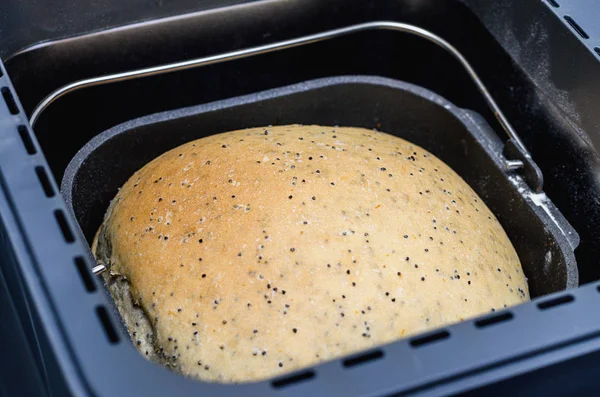 Ekmek makinesi pan ve taze beyaz ekmek ile.