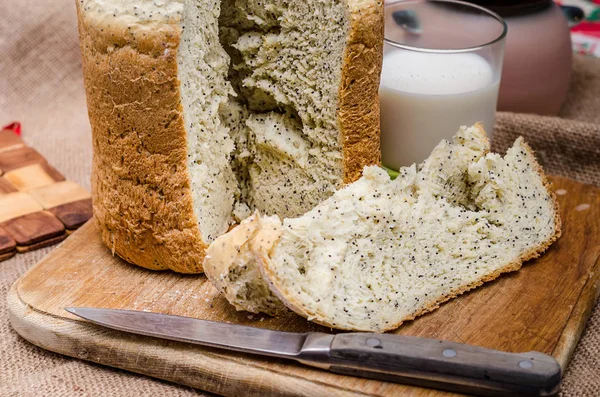 Taze pişmiş beyaz ekmek hala tavada.