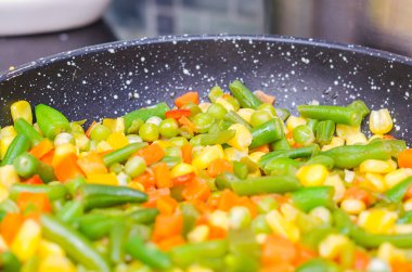 Tavada haşlanmış sebze.