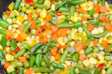 Tavada haşlanmış sebze.