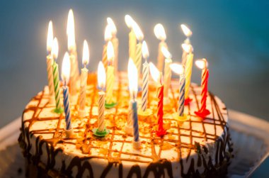 Doğum günü pastasında mumlar