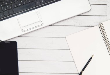 Beyaz ahşap masa ofis araçları