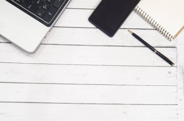 Beyaz ahşap masa ofis araçları