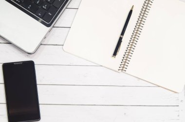 Beyaz ahşap masa ofis araçları