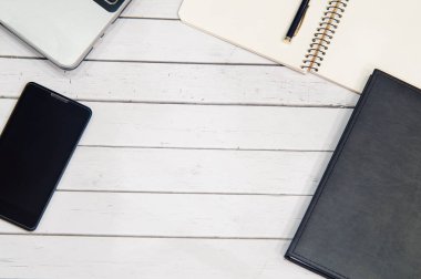 Beyaz ahşap masa ofis araçları