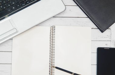 Beyaz ahşap masa ofis araçları