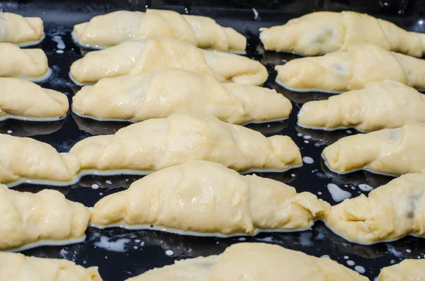 Kız ev yapımı tarçınlı çörek, dilimlenmiş rulo hamur rulo yapar. Yukarıdan, ellerinde resim görünümü